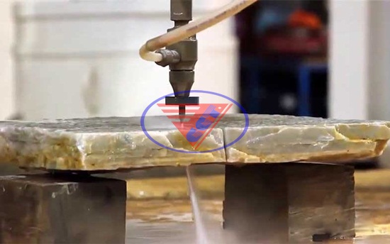 Máy cắt tia nước: Nguyên lý hoạt động và ưu điểm khi cắt kim loại